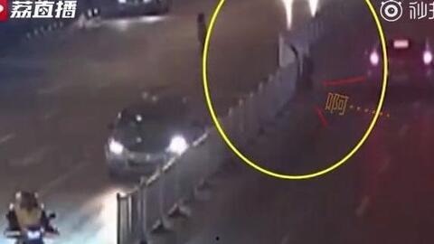 吃瓜群众摔护栏,引发网友热议