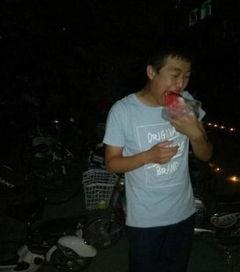 吃瓜群众都抢镜了怎么办,吃瓜群众抢镜成焦点