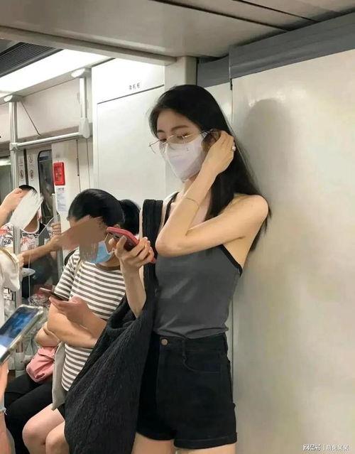 上头像吃瓜群众的女人,她背后的故事与争议