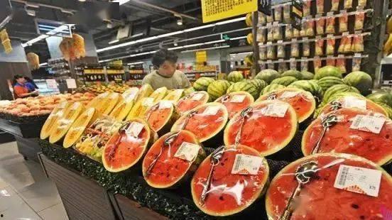 水果店摔西瓜吃瓜群众,吃瓜群众围观水果店趣味瞬间